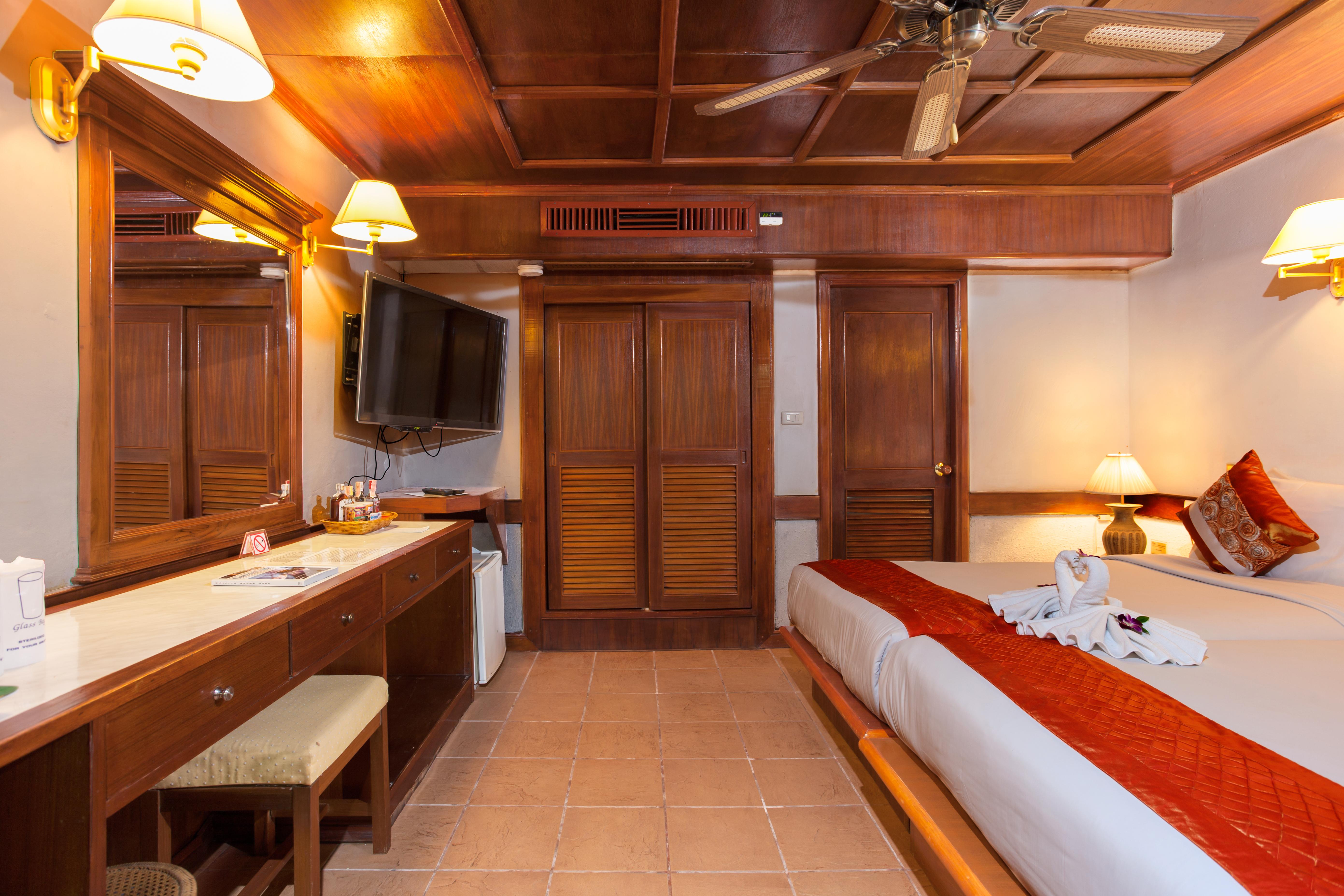 Tropica Bungalow Beach Hotel Patong Buitenkant foto