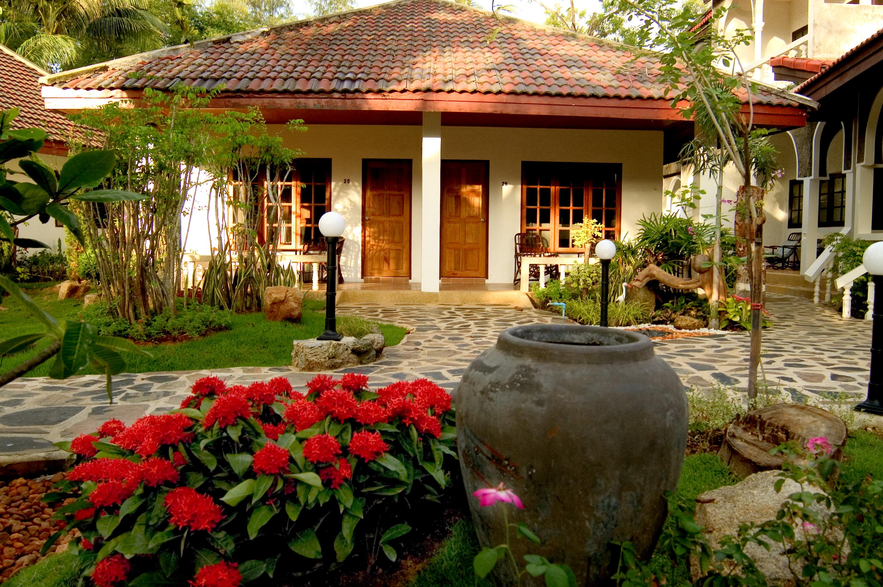 Tropica Bungalow Beach Hotel Patong Buitenkant foto